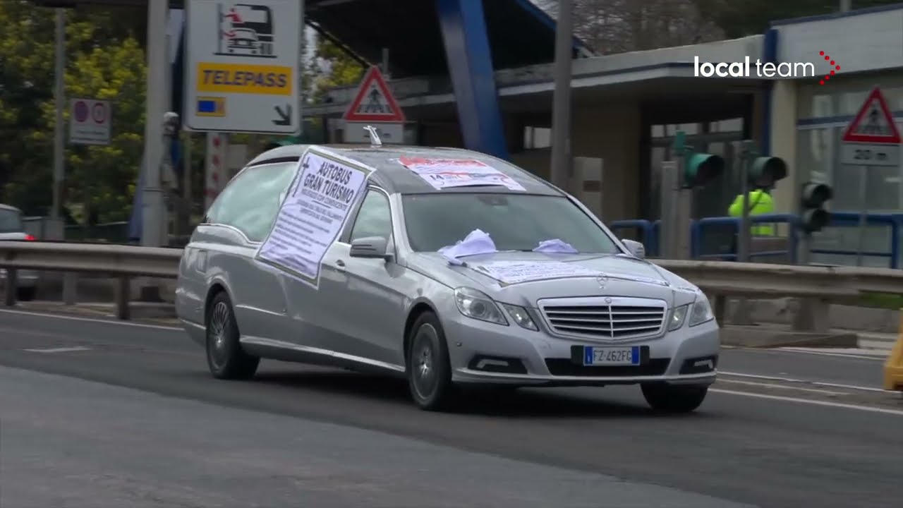 La carovana di protesta dei bus turistici in A1 raggiunge il casello di Caianello a suon di clacson