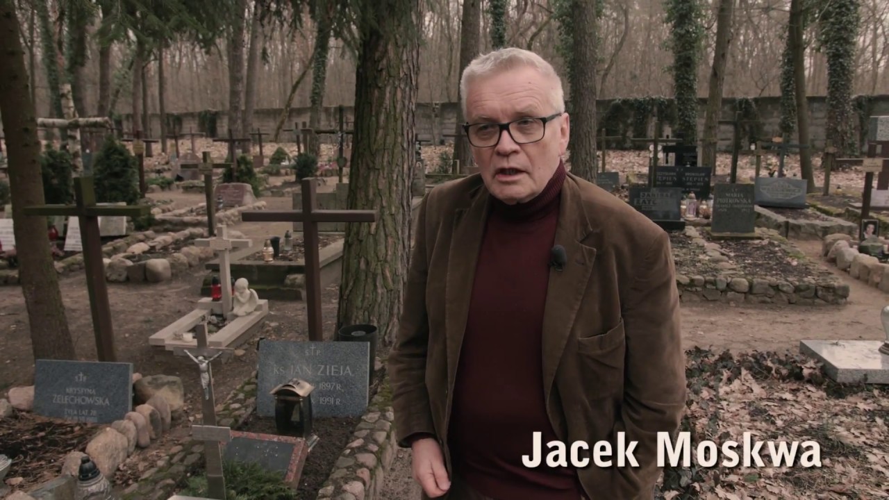 Jacek Moskwa na cmentarzu w Laskach