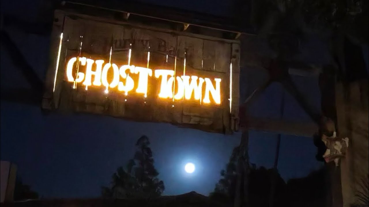 #knottsberryfarm #themeparkvlog #snoopyslegendaryrooftopconcert #peanutscelebration #atozears 