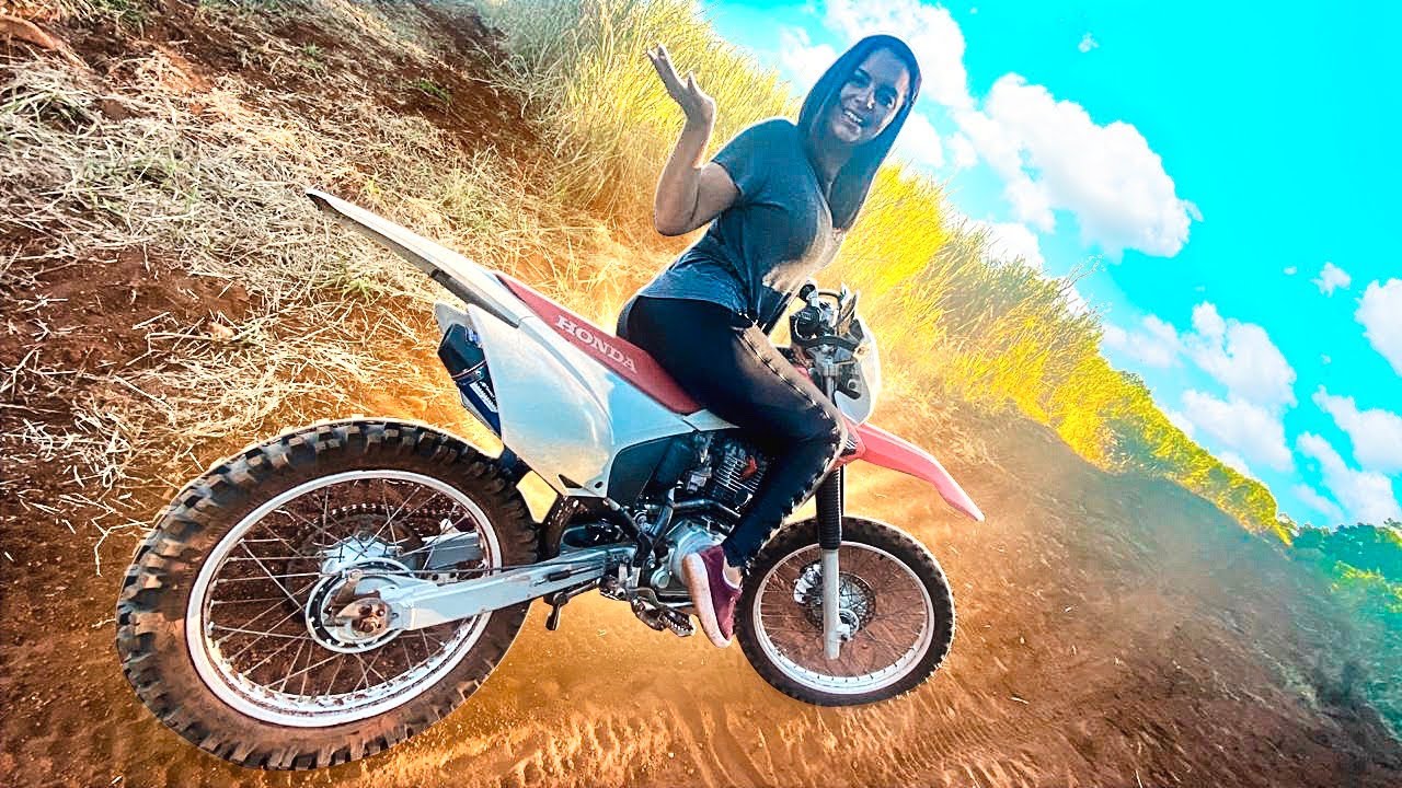 ELA PILOTOU MINHA CRF NA PISTA DE MOTOCROSS * primeira vez dela *