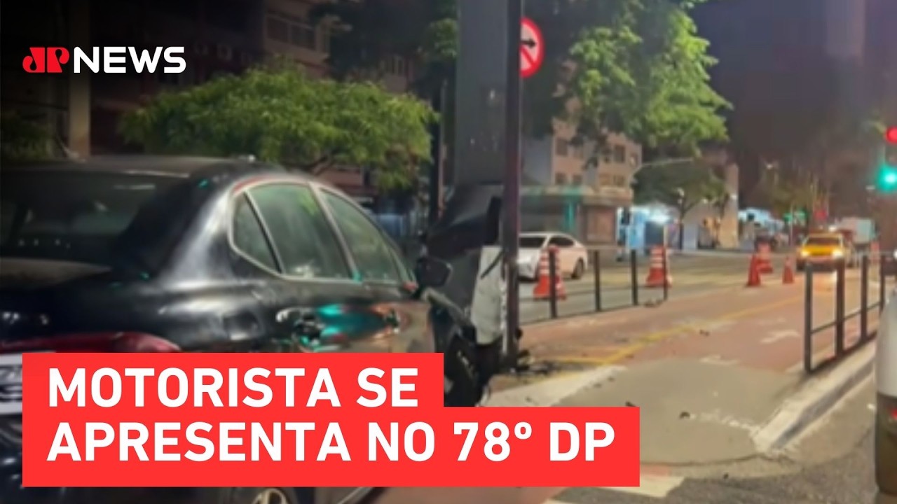 Carro invade ciclovia e bate em poste na Avenida Paulista