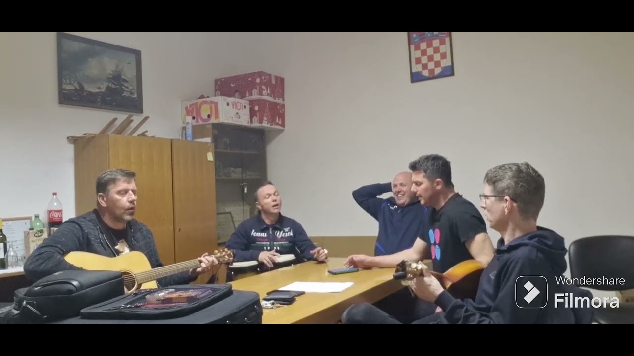 Komadić neba plavoga , Klapa Intriga Rijeka