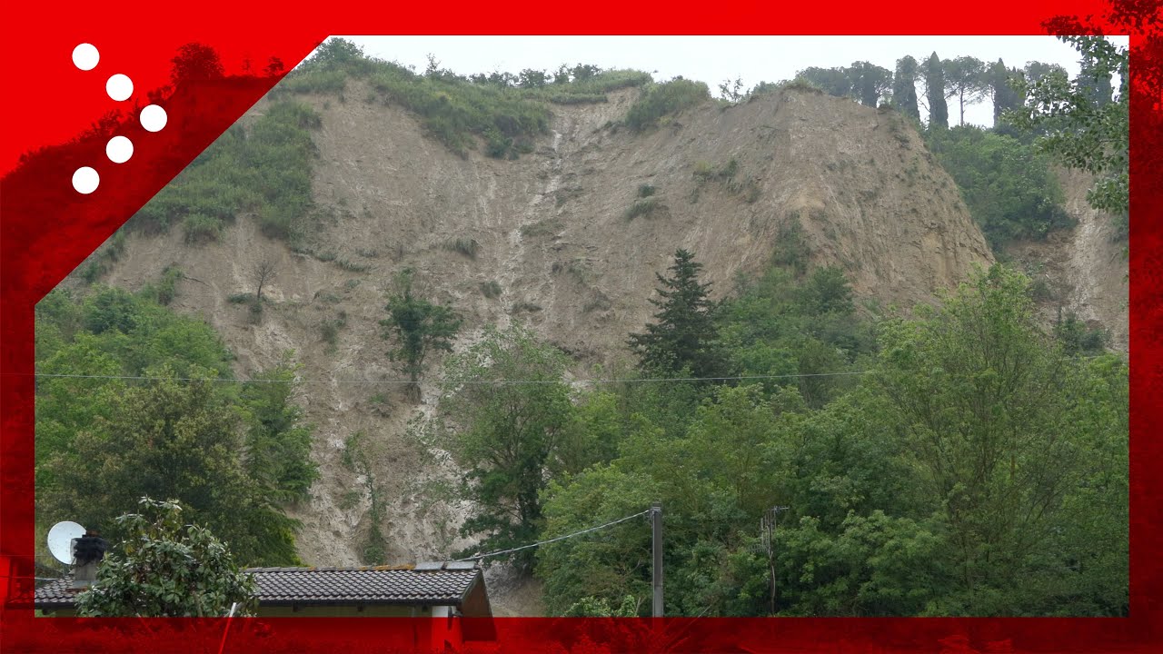 Grosse frane a Casalfiumanese, nella valle del Santerno: grossa colata tra le case