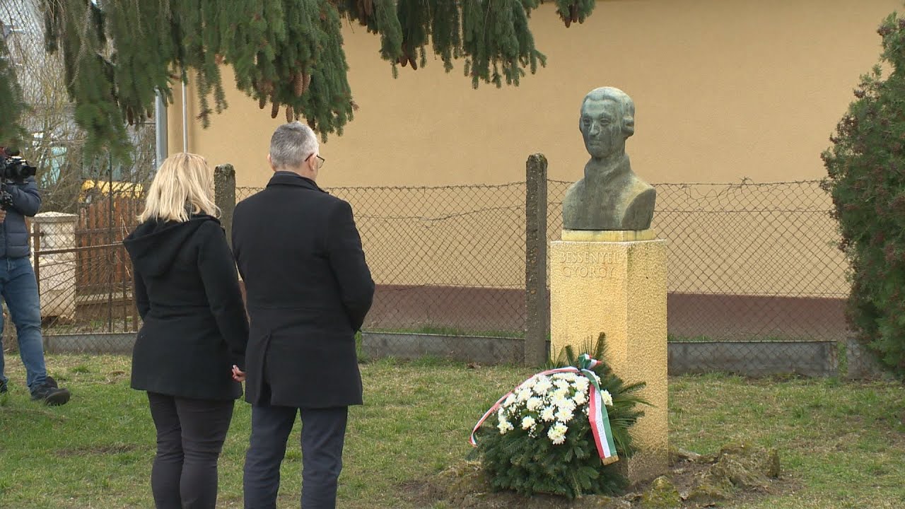 A Bessenyei Emlékháznál koszorúztak