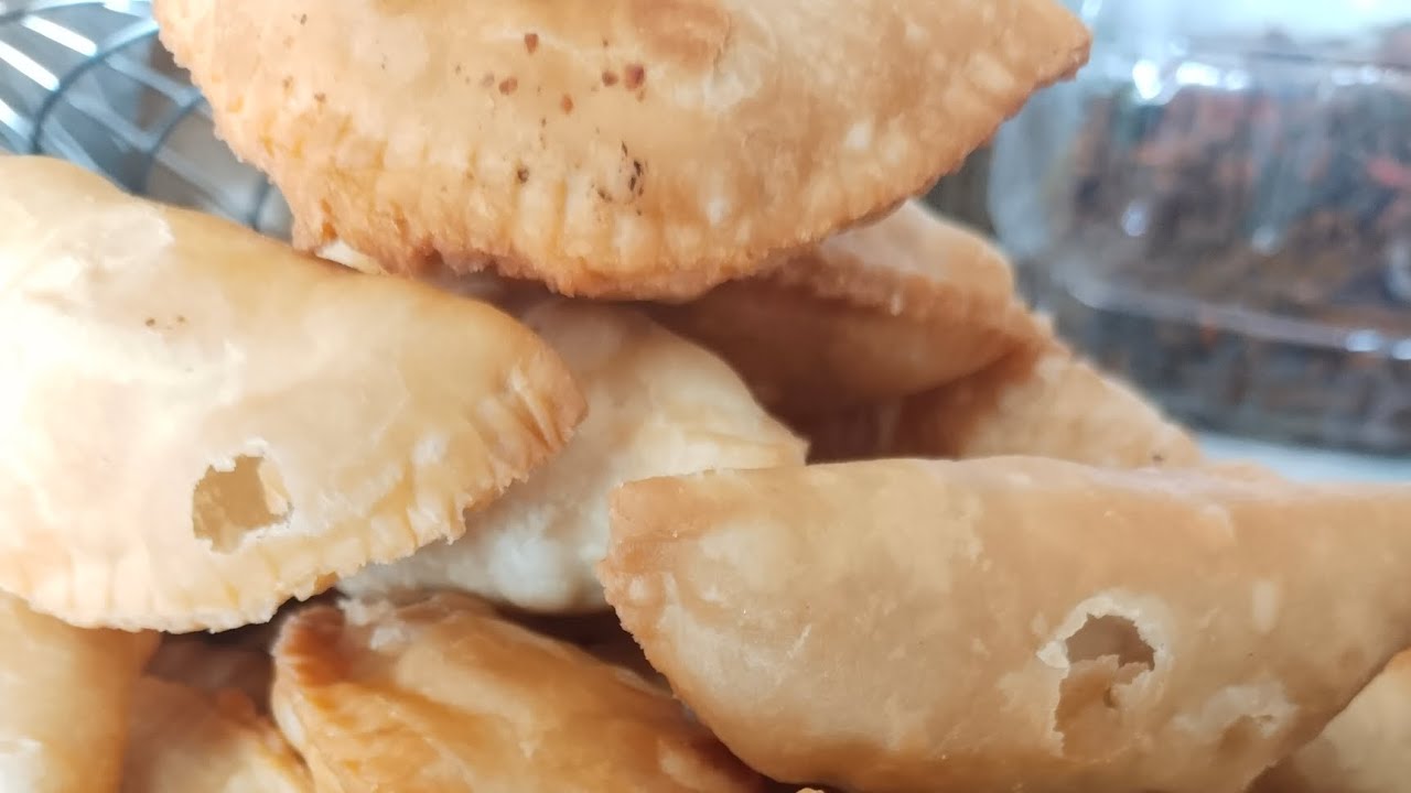 गुजिया बहुत ही स्वादिष्ट और टेस्टी बना है होली के प्रसिद्ध मिठाई
