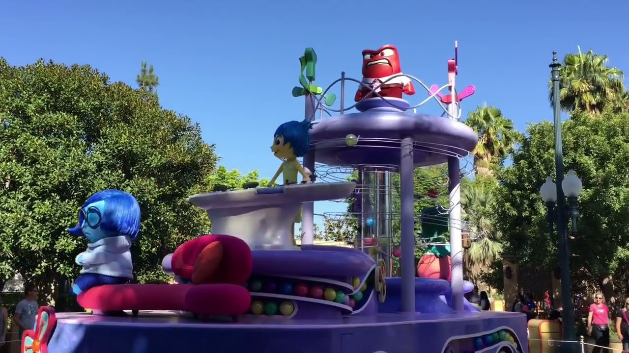 Предварительный парад фильма «Головоломка» в парке развлечений Disney California Adventure Park