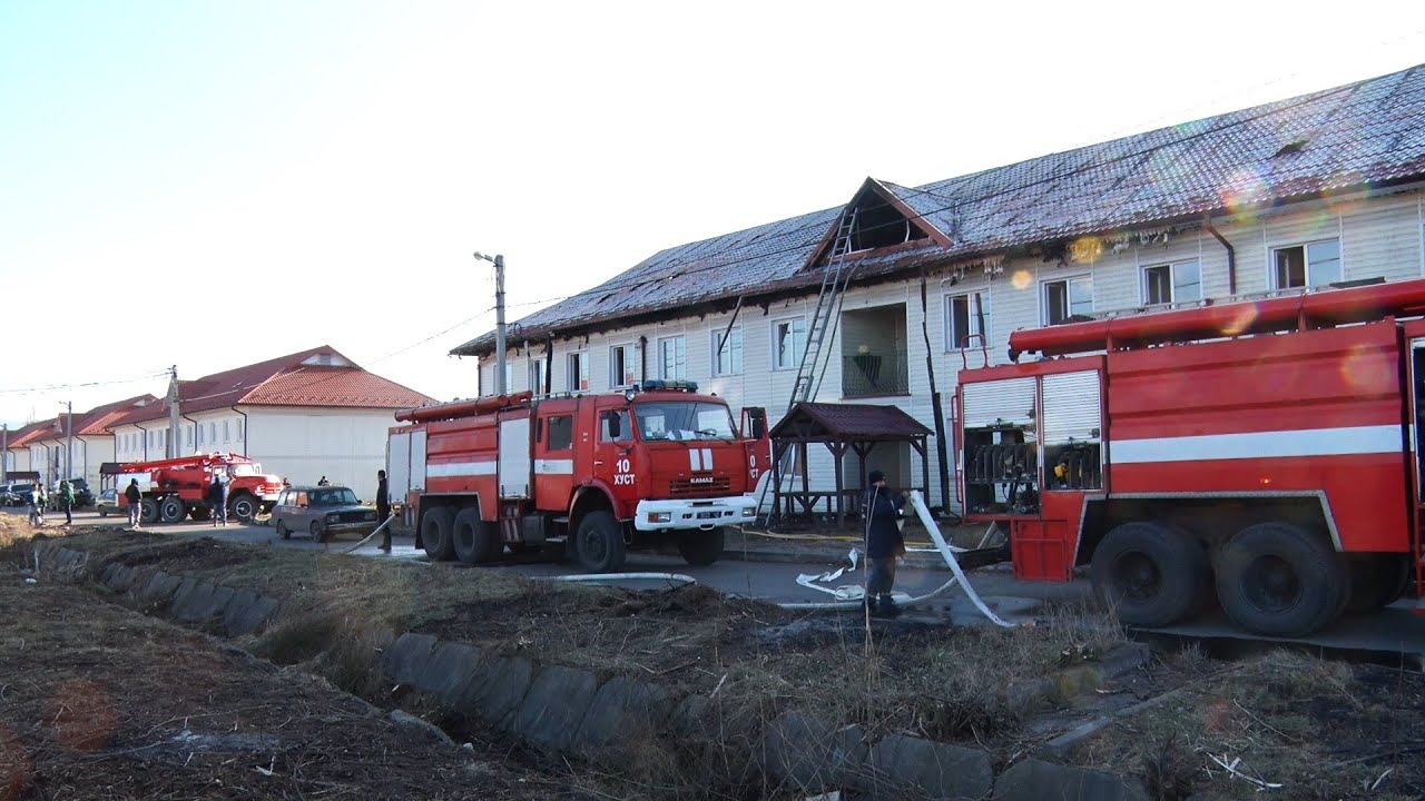Дощенту згоріли два будинки: місцеві розповіли про ймовірні причини пожежі у Тереблі