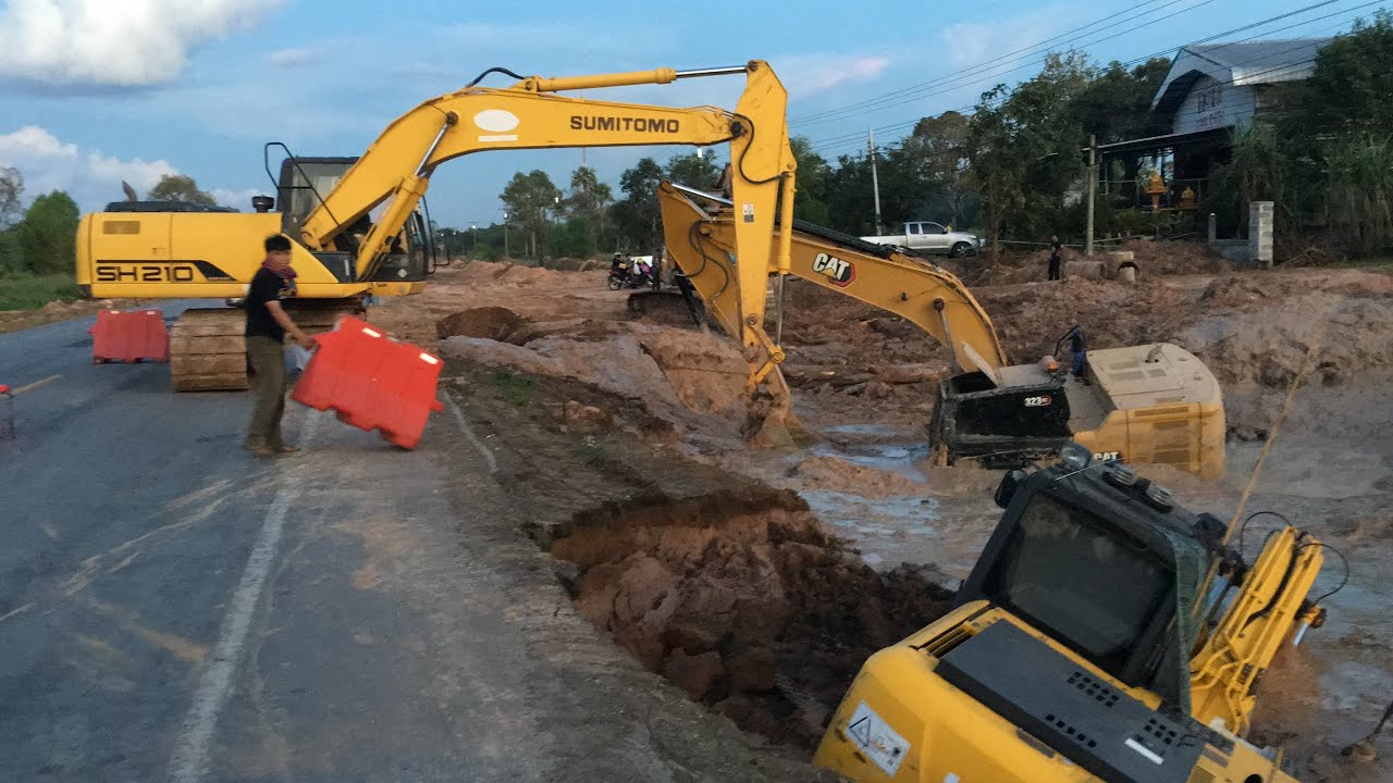 รถแบคโฮ CAT 323 GC จมโคลน