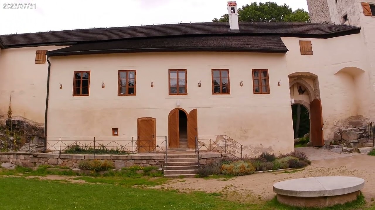 Hrad Ro&scaron;tejn n&aacute;dvoř&iacute; hradu 2025