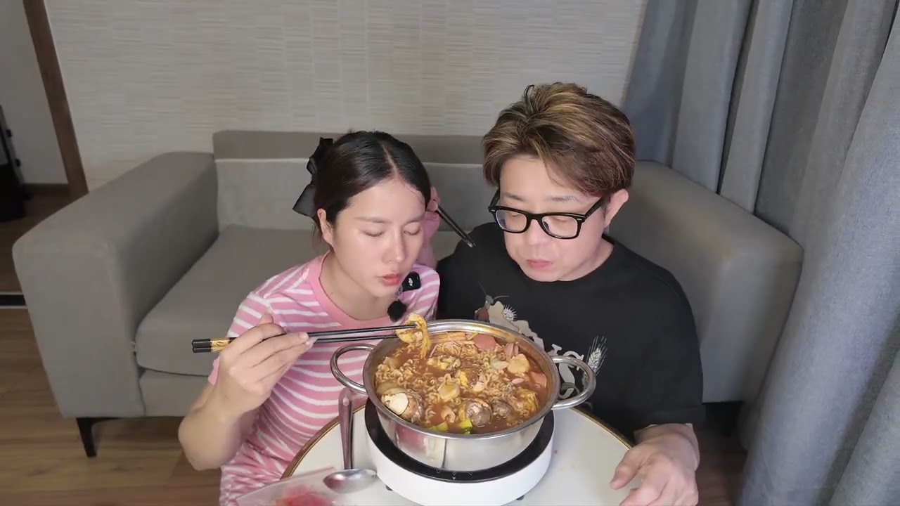 Hai Vợ Chồng Trốn 2 Con Vào Sài Gòn Lũi Thủi Ăn Nồi Mì Trong Ngồi Nhà Khác Lạ 