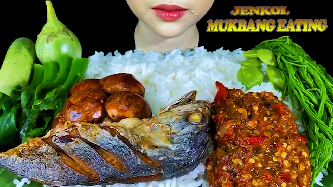 EATING SPICY FOOD||FRIED THAI MACKEREL FISH, SPICY NAM PRIK, SEBEGALIA PENNATA LEAVES, JENKOL