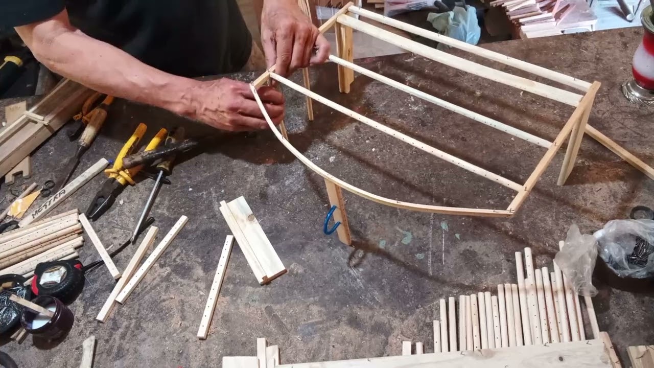 Preparando e montando uma gaiola meia lua tamanho coleirinha...Deus nos abençoe...