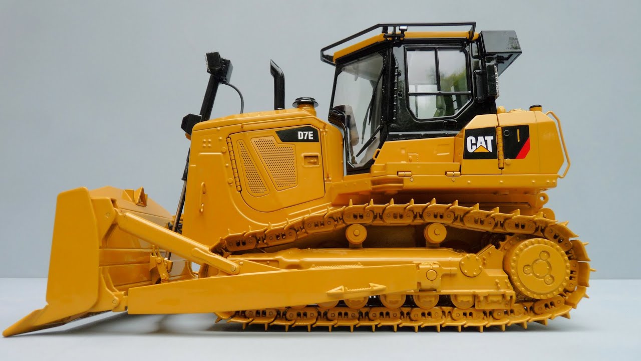 CCM Caterpillar D7E Track-Type Tractor by Cranes Etc TV