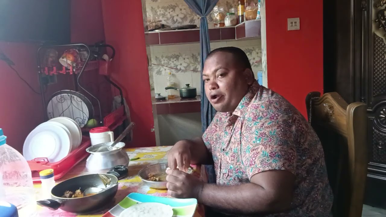 দুপুরে চিতই পিঠা আর মহিষের মাংস খাচ্ছি।🐃🐃