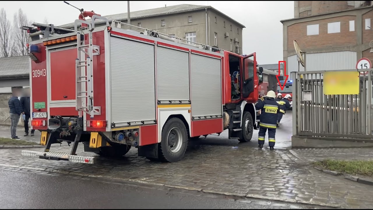 Strażacy musieli wyłamać szlaban by wjechać na teren Cementowni Odra w Opolu, gdzie był pożar