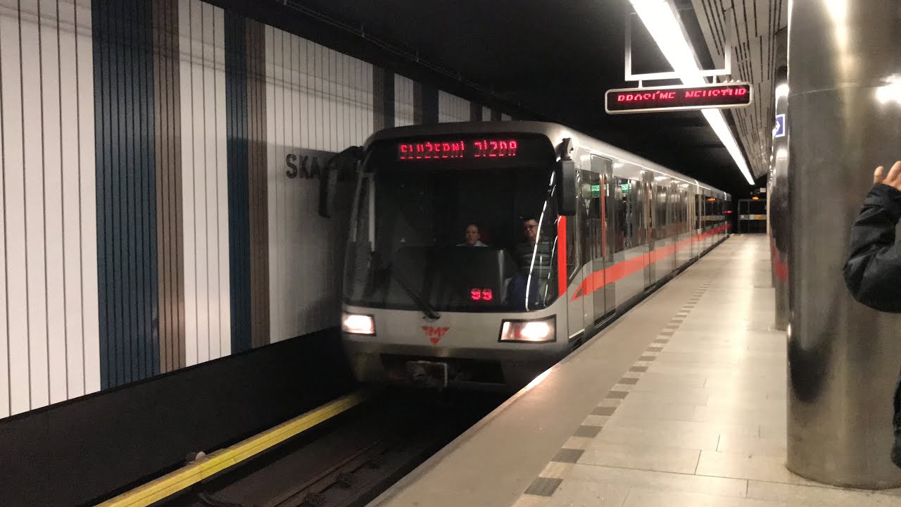 Průjezd dvou souprav metra M1 na Skalce w/@universe8263 3.9.2022