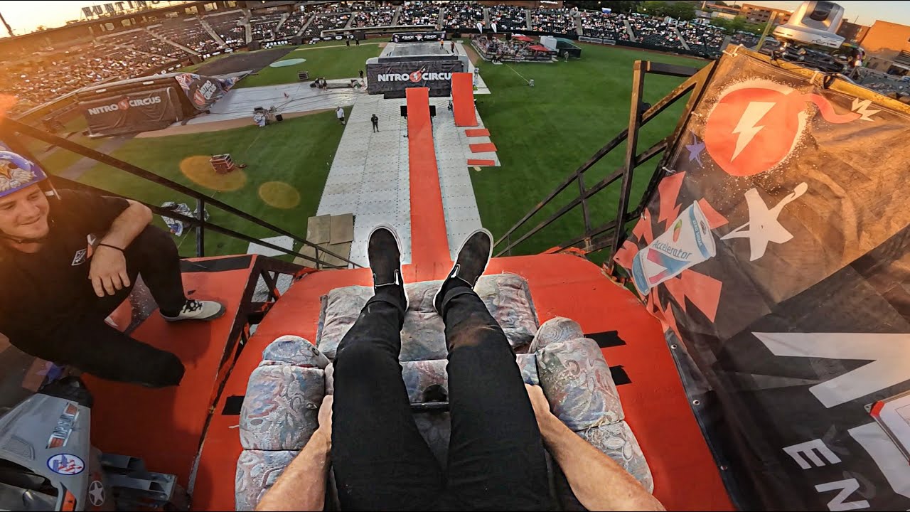 ПРЫЖОК ЧЕРЕЗ ДИВАНЕЦ ЧЕРЕЗ МЕГАРАМПУ NITRO CIRCUS!