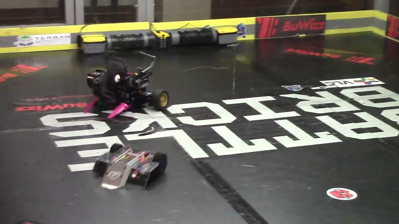 LEGO ROBOT RUPTURE fights a VIPER KIT