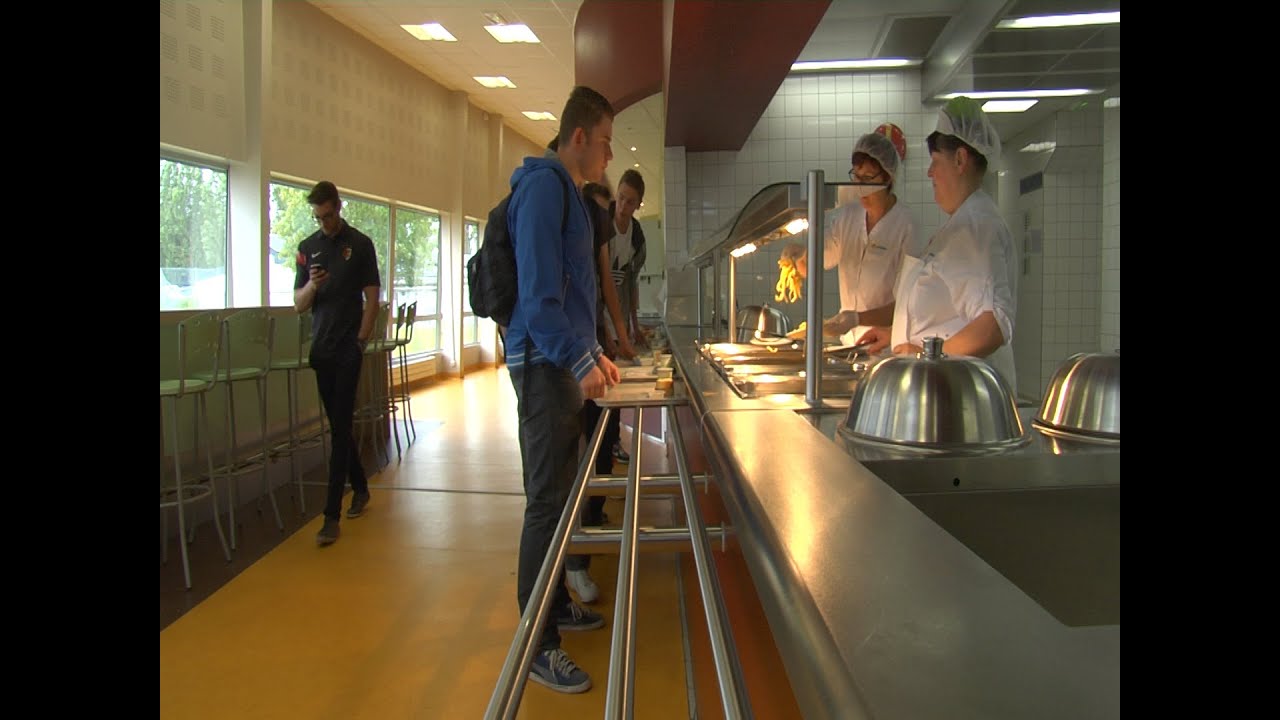Déjeuner local à la cantine du lycée Henri Nominé