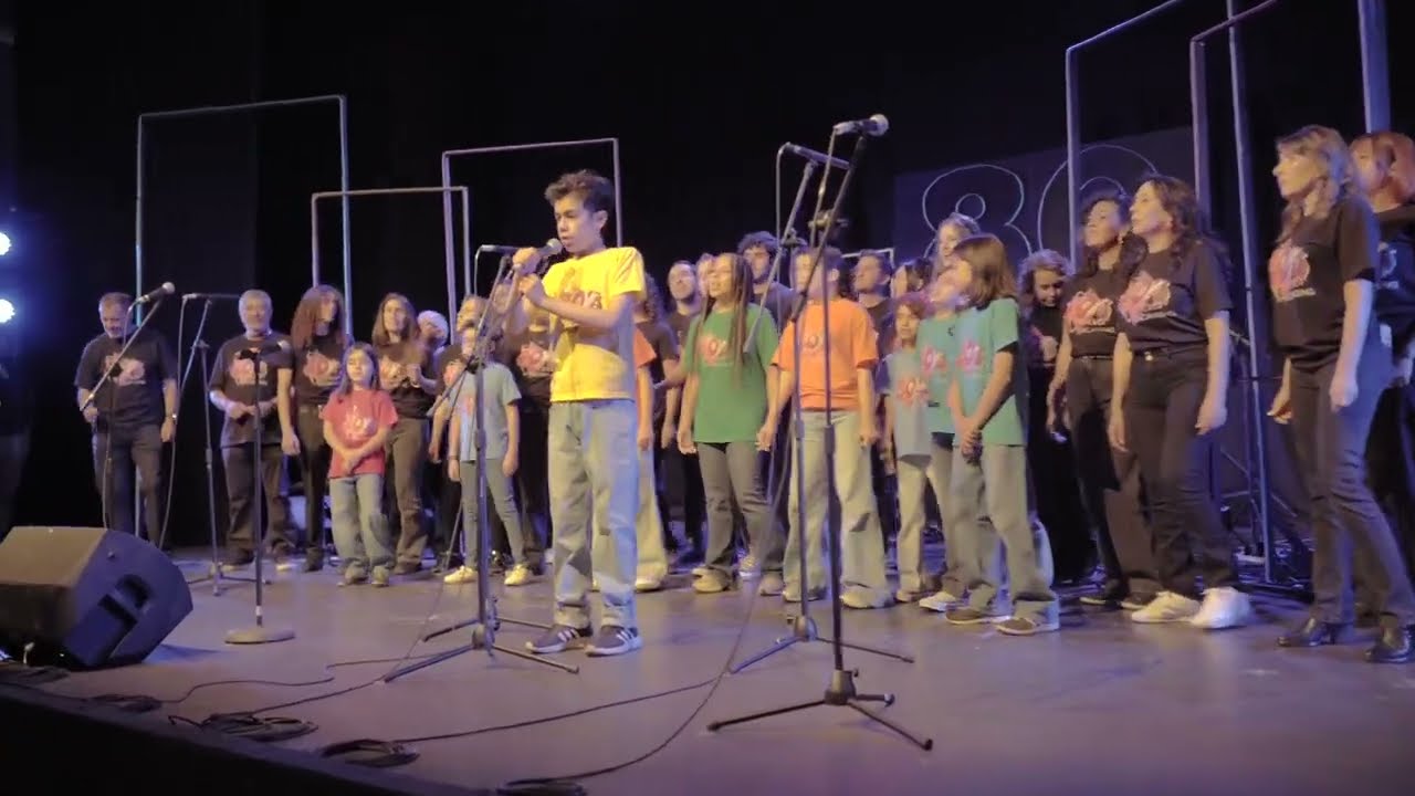 WE ARE THE WORLD. Coro pop ucansing