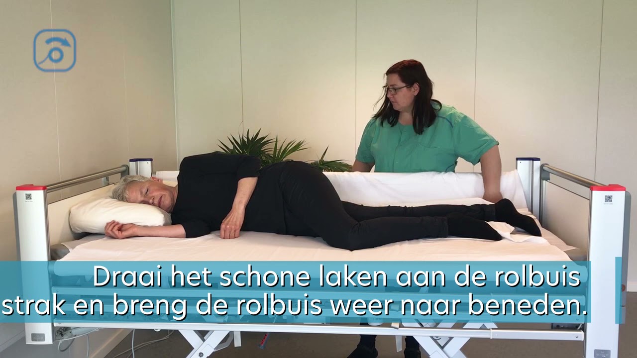 Zo verschoon je het laken met VENDLET Standard terwijl de cliënt in bed ligt