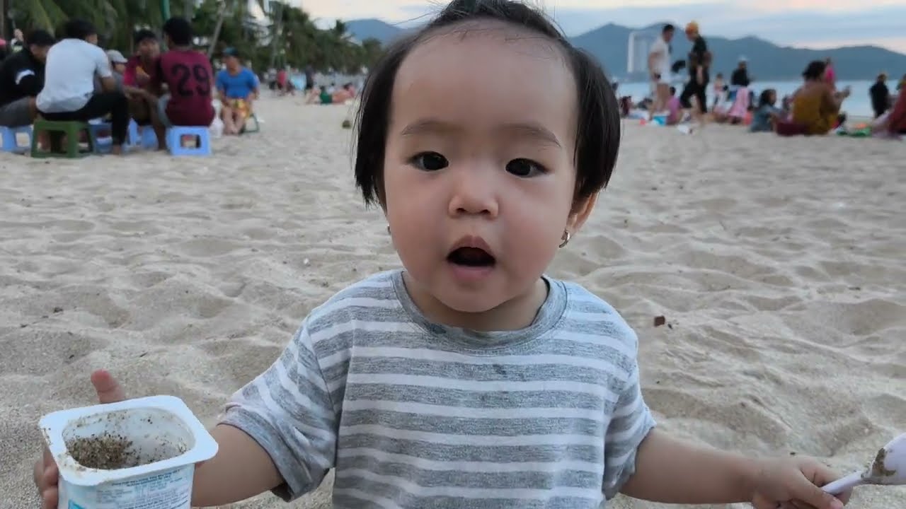 Em bảo châu đi biển 