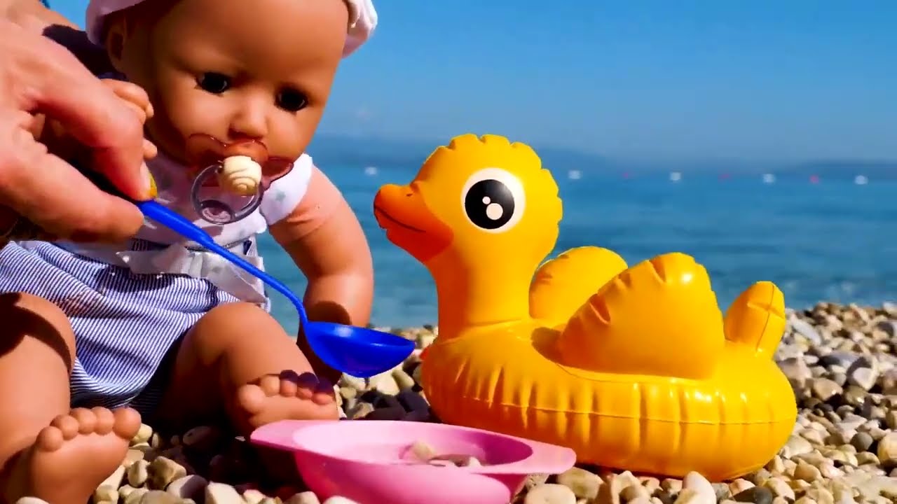 Jeux de sable avec Bébé Annabelle. Vidéos pour enfants