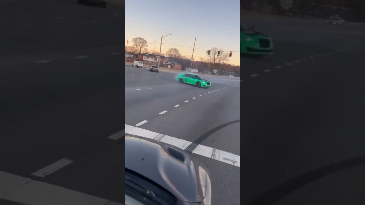 Hellcat рвет перекресток, чуть не разбиваясь #hellcat #atlanta #charger #police #chase #carmeet