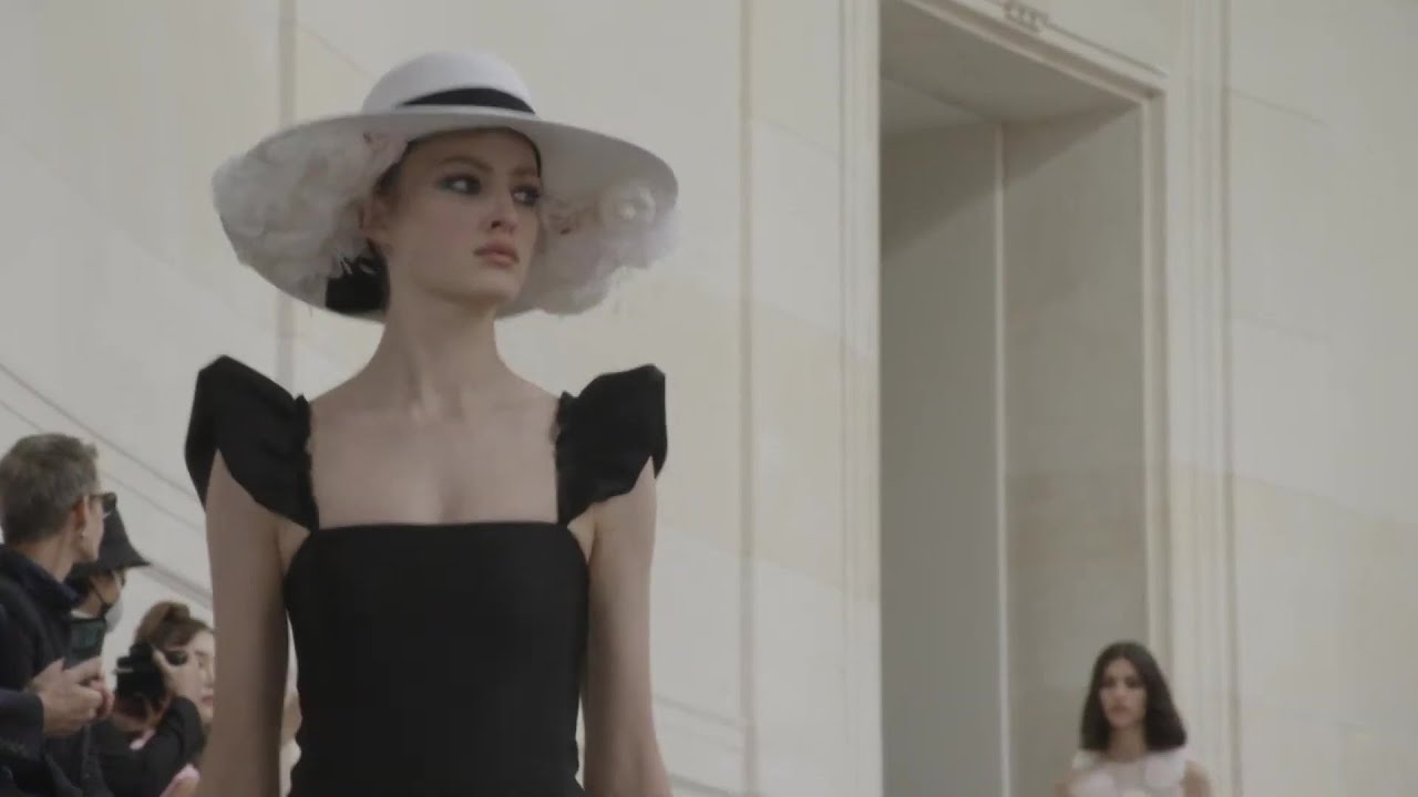Chanel Haute Couture 2022 (FW22) Paris Fashion Week 🥻