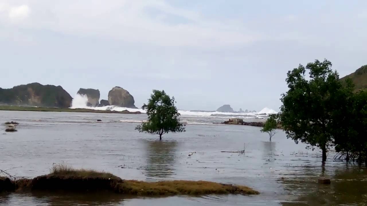 Ombak besar di Payangan jember