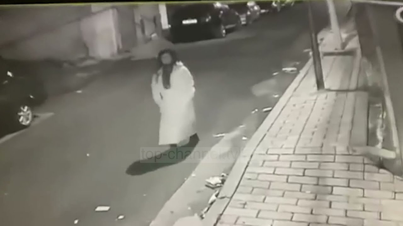 Top Channel/ Vajza shëtit natën me thikë në dorë. Lezhë, pamjet nga kamerat e sigurisë
