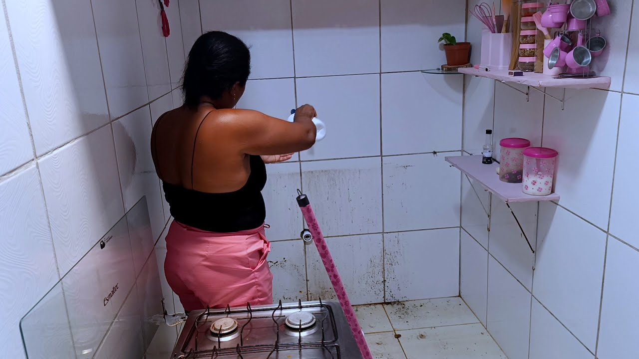 Faxina pesada na cozinha 😭|Tive que descartar o armário da pia da cozinha por conta de baratas 🤮