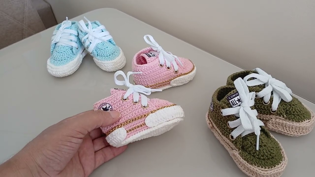 Sapatinho em crochê all star. 