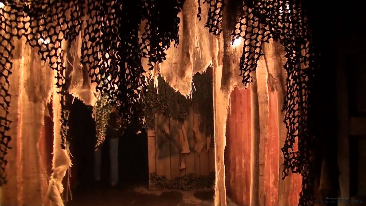 Campsite of Carnage (redneck themed scare maze) - Fright Nights 2015 @ Walibi Holland