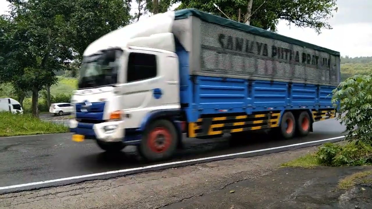 Hunting kereta api disusul truck muatan bersaing gas pool ditikungan tajam lahor 