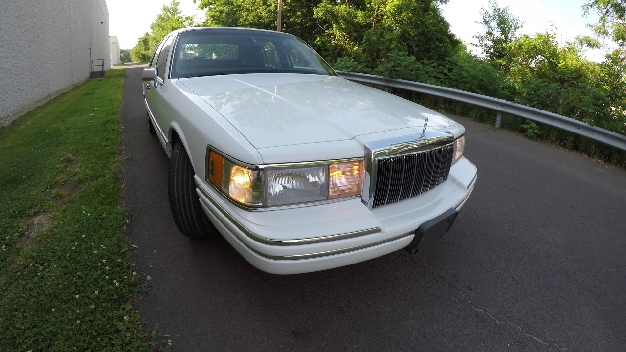 Обзор 4K Lincoln Town Car Executive Series White 1992 года. Виртуальный тест-драйв и осмотр автом...