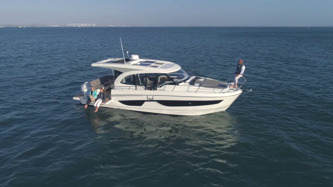 Хотите узнать всё о самом популярном подвесном круизере? Представляем BENETEAU Antares 11.