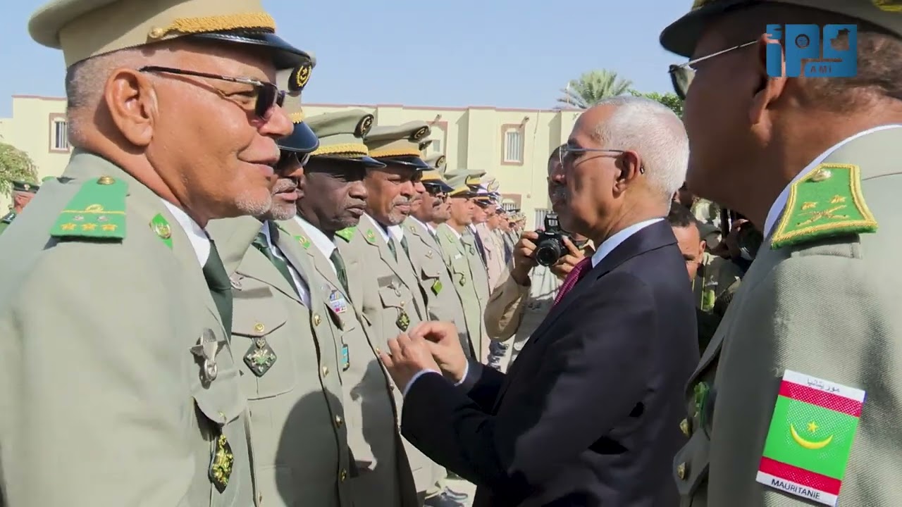 وزير الدفاع وشؤون المتقاعدين وأولاد الشهداء يوشح عددا من الضباط والجنود والدركيين