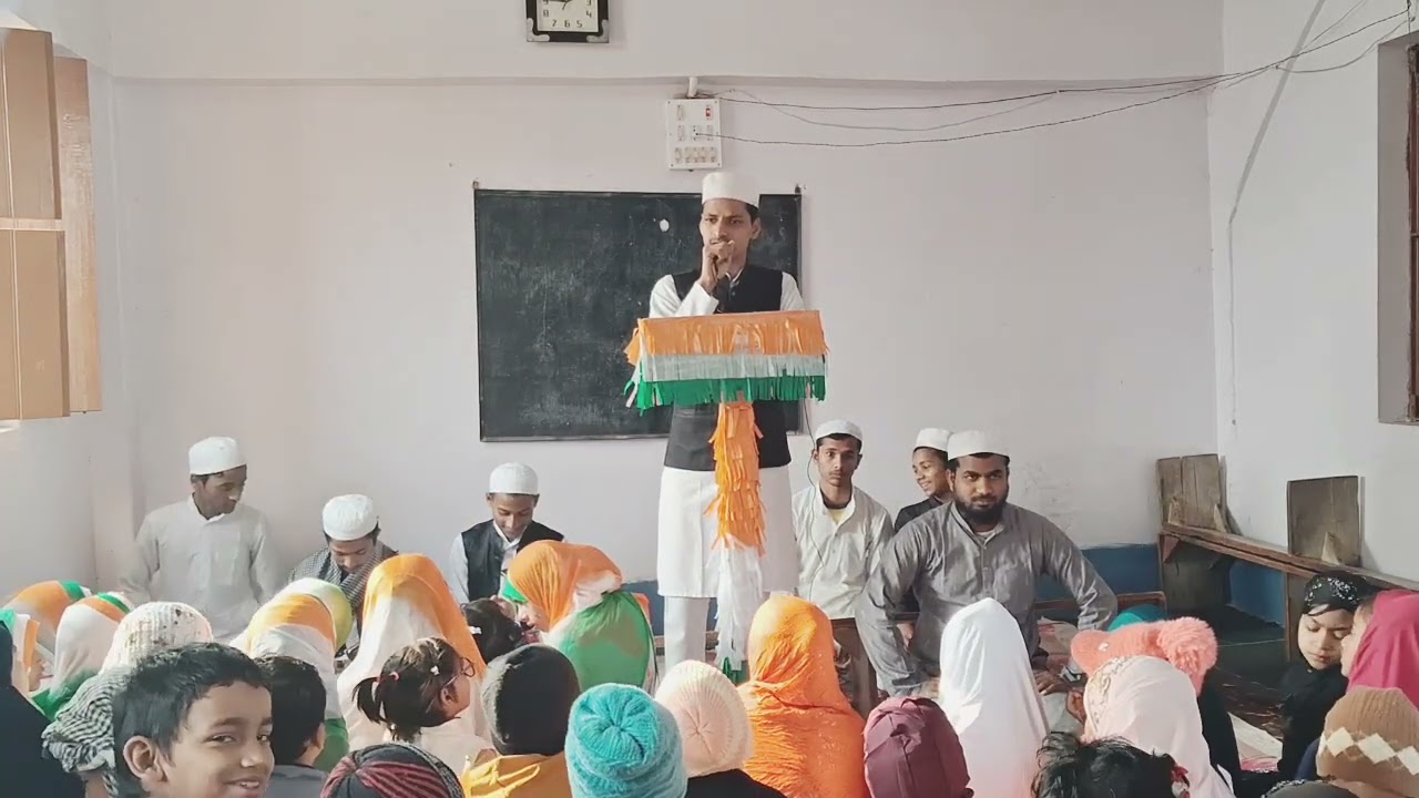 یہ طالب علم آزادی کے اوپر تقریر کر رہا ہے 