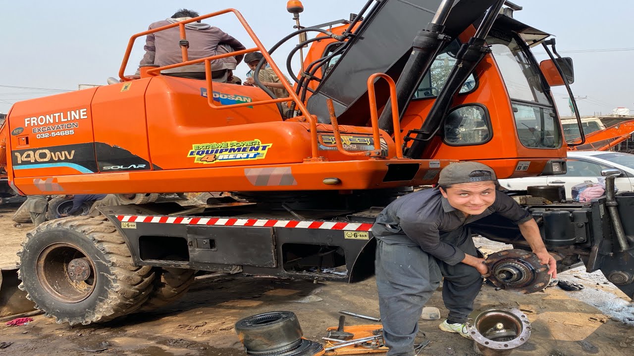 Excavator Machine Front Wheel Repair // Doosan 140  Wheel Seal Replacement
