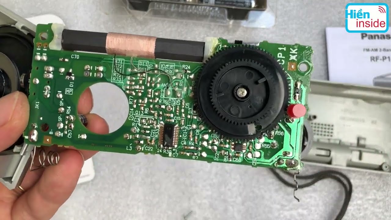 Bên trong đài radio Panasonic RF-P150 inside