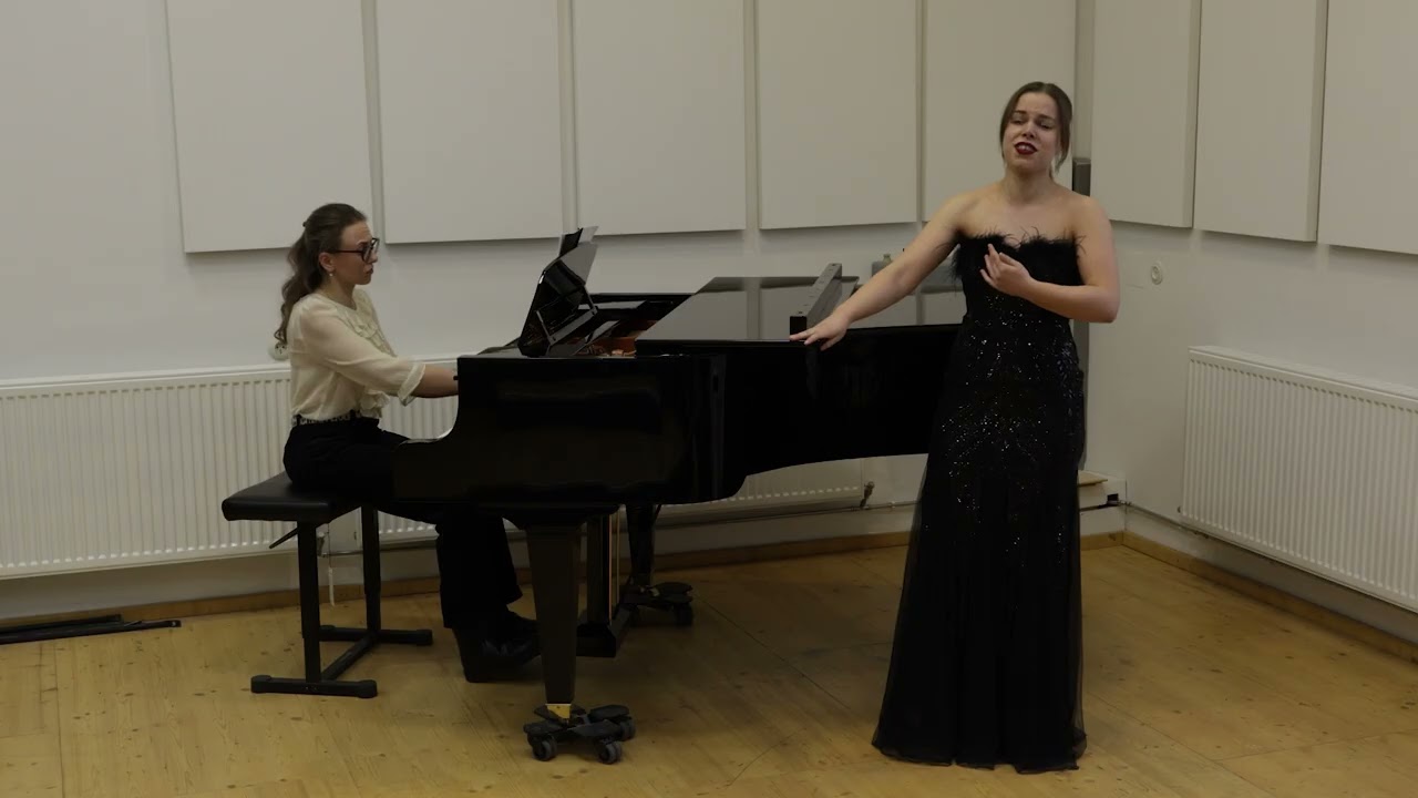R. Schumann: “Widmung” sung by Pauline Hillebrandt