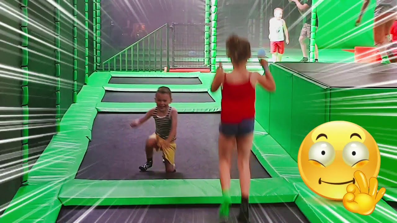 Dzieci na trampolinie- skakanie na trampolinie - go jump Krak&oacute;w