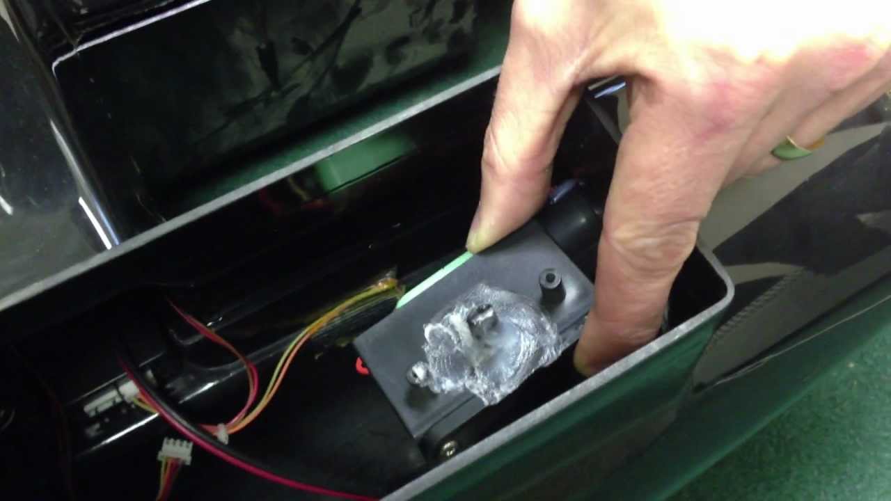 Viper bait boat door catch sealing