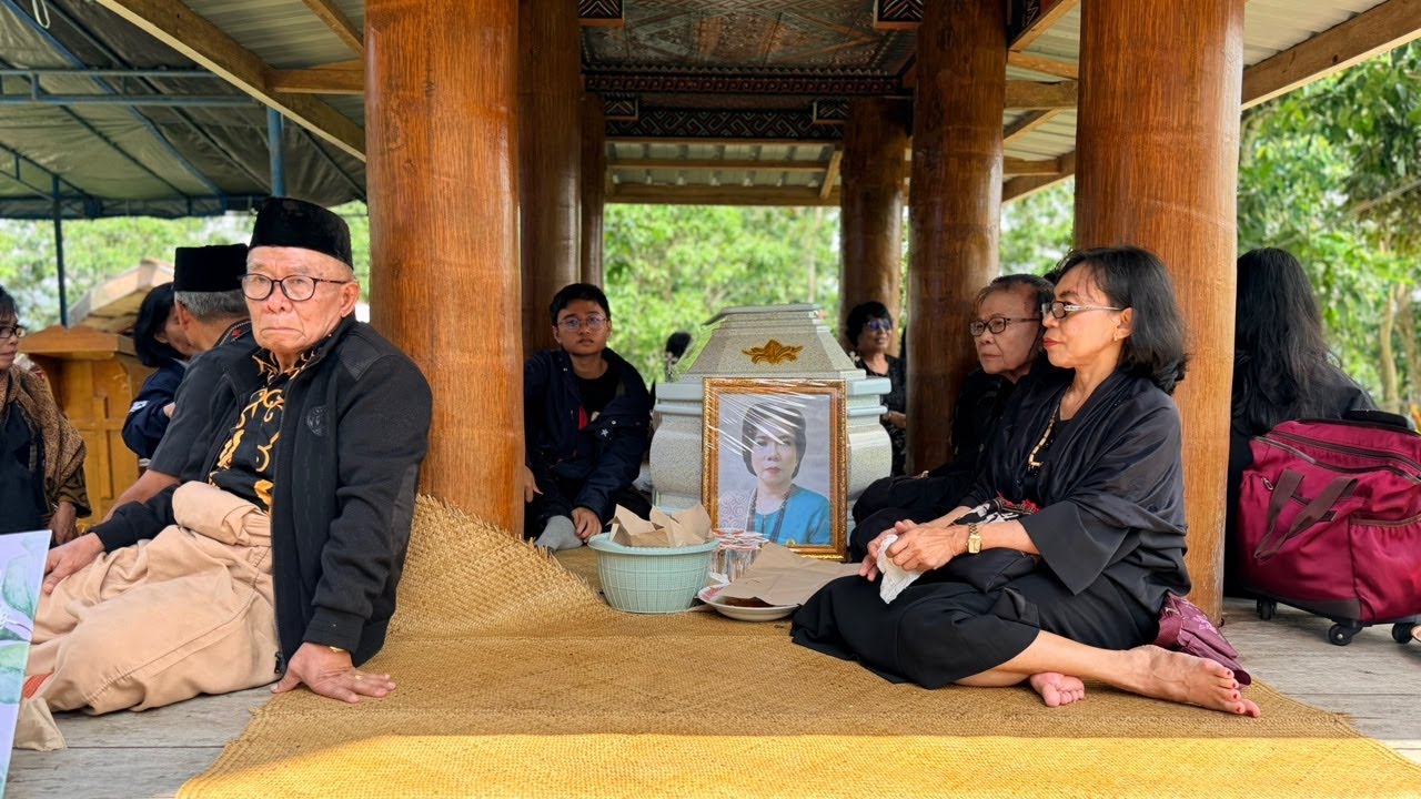 Ibadah penguburan Almh. ibu Elvira Monika Pakiding ( Mama Mikhael) di Tongkonan Tombang Awa' Tiroman