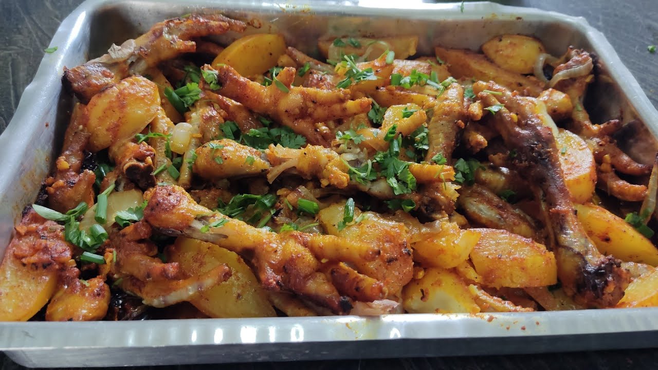 COMO FAZER pé de galinha 🐔 com batata assado no forno do fogão a lenha o maís gostoso da vida 🐔