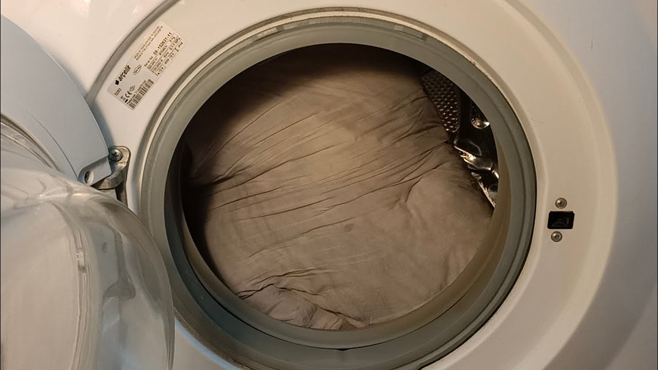 Washing heavy pillow in mini 30°C program in Arçelik 5083 Washing Machine.