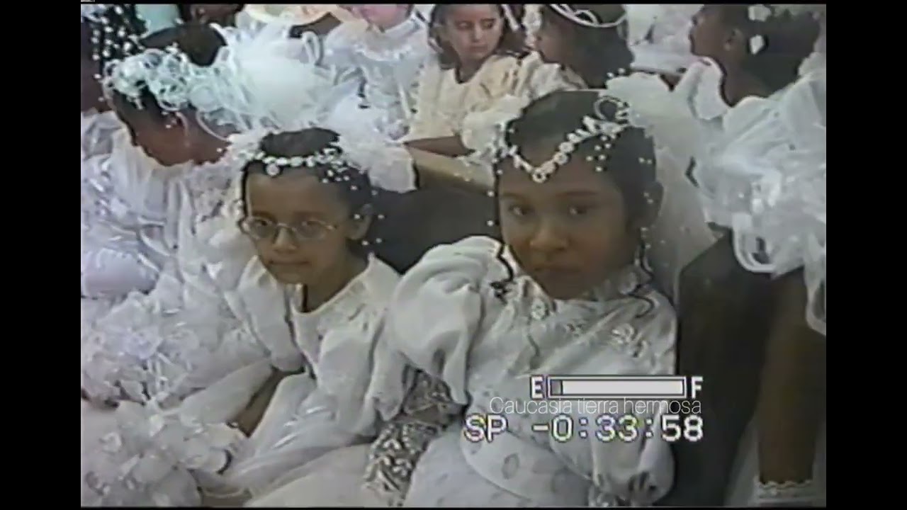 Gente del municipio de Tarazá antioquia en la primera comunión de algunos jóvenes en 1998.