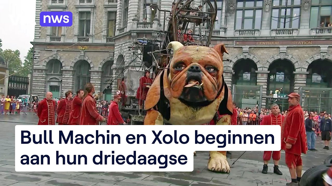 Reuzenhonden van Royal de Luxe op stap in Antwerpen