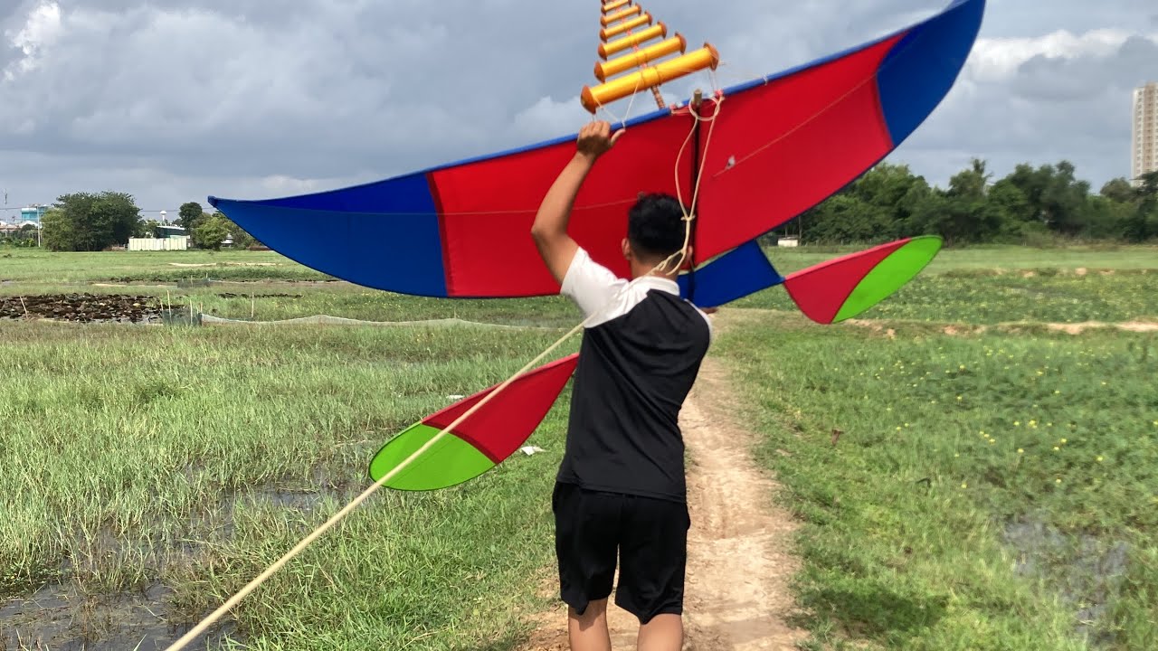 Nghệ nhân thả diều sáo Tiên Lãng 3m cõng bộ sáo 9 quả to chiến gió bão
